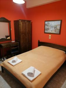 1 dormitorio con 1 cama con 2 toallas en Guesthouse Chotos en Samarína