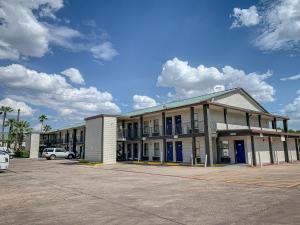 un edificio con puertas azules en un aparcamiento en Studio 6 Laredo, Tx - North I-35 en Laredo
