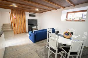 een woonkamer met een blauwe bank en een tafel en stoelen bij Casa do Morgado in Mondim de Basto