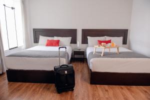 Tempat tidur dalam kamar di Hoteles Riviera Ejecutivo