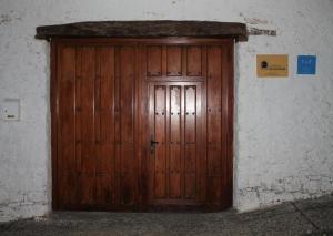 Pomar de ValdiviaにあるCasa: El Portalón de Valdiviaの建物脇の木製ドア