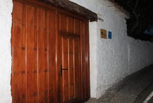 Pomar de ValdiviaにあるCasa: El Portalón de Valdiviaの建物脇の木製ドア