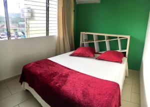 Appartement Vue Marina房間的床