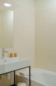 Koupelna v ubytování Hôtel IMPERATOR Béziers