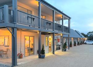 a building with a balcony on the side of it at Collingwood Park Motel in Collingwood