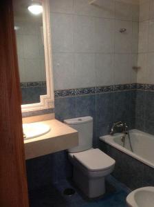 uma casa de banho com um WC, um lavatório e uma banheira em Villa Sunshine em Corralejo