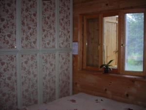 a bedroom with a bed and a window with a plant at B&B Villa Letizia in Agrate Conturbia