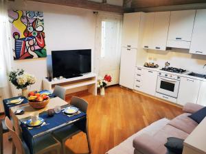 A kitchen or kitchenette at Romantic Sky Apartment