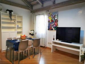 A television and/or entertainment centre at Romantic Sky Apartment