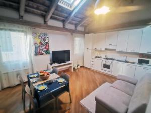 A kitchen or kitchenette at Romantic Sky Apartment