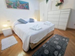 A bed or beds in a room at Romantic Sky Apartment
