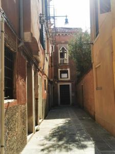 Une allée avec un bâtiment et une porte dans l'établissement Romantic Sky Apartment, à Venise