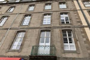 un edificio con muchas ventanas a un lado. en Appartement 4 étoiles "Le Mouillage" dans Intra-Muros, en Saint-Malo