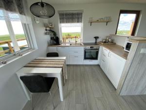 Een keuken of kitchenette bij Skeiðvellir Panorama house