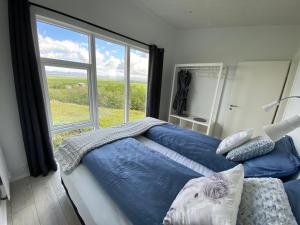 Giường trong phòng chung tại Skeiðvellir Panorama house