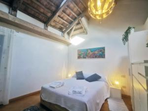 A bed or beds in a room at Romantic Sky Apartment