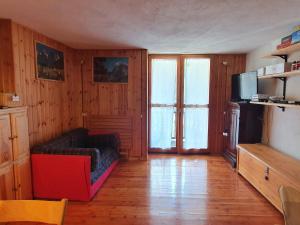 a living room with a couch and a television at Il Rifugio di Marcella in Challand Saint Anselme