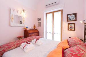 een slaapkamer met een bed met handdoeken erop bij Domus Aqua Viva in Massa Lubrense