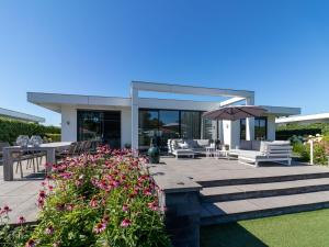 Fotografie z fotogalerie ubytování Villa with private jetty v destinaci Zeewolde