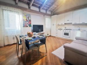 A kitchen or kitchenette at Romantic Sky Apartment
