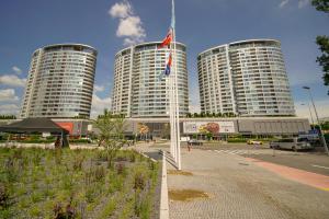 dos edificios altos con una calle delante de ellos en Flora Cozy Apartment, en Bratislava