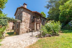 een balkon met uitzicht op een stenen huis bij AgroFarm with Animals - Qta Entre Sebes in Cabeceiras de Basto