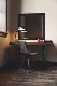 a desk with a chair in front of a mirror at Hotel Vandivort in Springfield