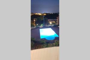 Blick auf den Pool in der Nacht in der Unterkunft appartement 4/6 pers in Fréjus