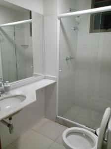 een badkamer met een douche, een toilet en een wastafel bij Condado Aldeia dos Reis SAHY in Mangaratiba
