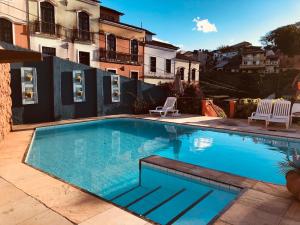 a swimming pool in the backyard of a house at Pousada Manjericão in Guaramiranga
