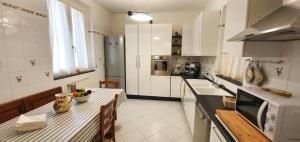 Kuchyň nebo kuchyňský kout v ubytování Casa De Amicis 18