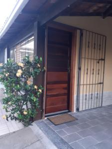 an open door of a building with a plant at Linda casa Rio das Ostras in Rio das Ostras