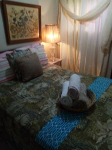 ein Schlafzimmer mit einem Bett mit Handtüchern darauf in der Unterkunft Sunset Apartment in Puerto Peñasco