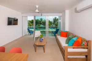 ein Wohnzimmer mit einem Sofa und einem Tisch in der Unterkunft Magico Apartamento Frente al Mar 3 Habitaciones MSC22 in Coveñas