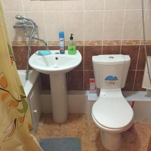 Bathroom sa Apartments on Sovetskaya, 69