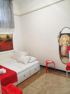 - une chambre avec un lit et une peinture murale dans l'établissement Fantastic house near the station Free parking, à Gênes