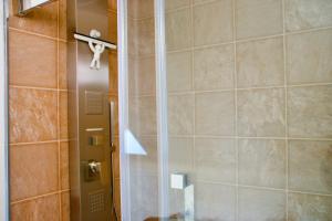bagno con doccia e porta in vetro di Rum Runner Inn a Lunenburg Altre 37 foto