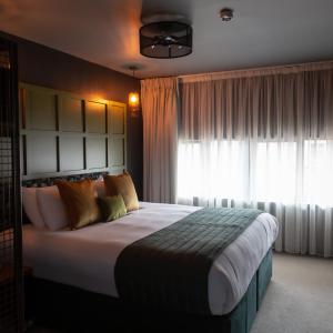 利物浦的住宿－The Baltic Hotel，一间卧室设有一张大床和一个窗户。
