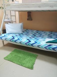 Двухъярусная кровать или двухъярусные кровати в номере Dachny Hostel на метро "Заельцовская"