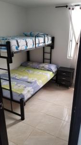een slaapkamer met 2 stapelbedden in een kamer bij Apartamento Armenia, como en casa! in Armenia