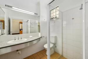 
a bathroom with a toilet, sink and mirror at Quality Inn Grafton in Grafton
