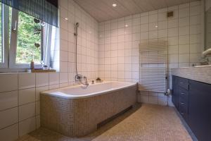 Bathroom sa Aparthaus am Walde & Appartement Sonnenseite