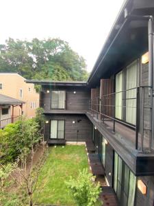 una vista exterior de un edificio con patio en B&B KAMAKURA en Kamakura