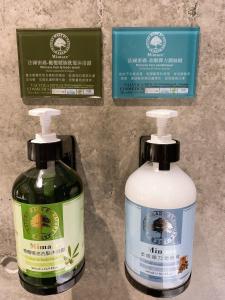 two bottles of moisturizers sitting next to each other at 觀日品月-渡假旅店 Meet Sun Moon Lake in Yuchi