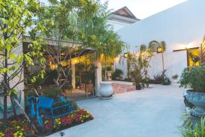 Κήπος έξω από το B.S Boutique Hotel