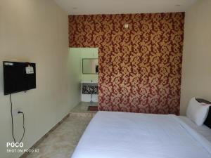 Postel nebo postele na pokoji v ubytování Sushmika Resorts Inn