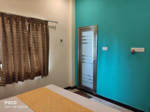 Postel nebo postele na pokoji v ubytování Sushmika Resorts Inn