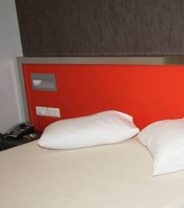Postel nebo postele na pokoji v ubytování Hotel Des Roses