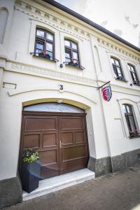 un gran edificio con un gran garaje marrón en Villa Zachar, en Ľubica