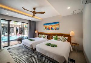 duas camas num quarto com piscina em The Kila Boutique Hotel em Quy Nhon